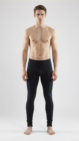 Mand i bar overkrop iført sorte sportsleggings med blå detaljer på en hvid baggrund.