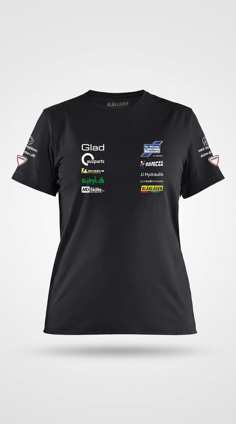 Sort t-shirt med diverse sponsorlogoer på brystet og ærmerne mod en lys baggrund.