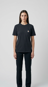 Kvinde i en sort Carhartt t-shirt med brystlomme og sorte bukser mod en grå baggrund.