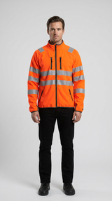 Mand iført orange sikkerhedsjakke med reflekser og sorte bukser foran en lys baggrund.