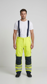 Mand i hvid t-shirt og neon-gule arbejdsbukser med seler mod en hvid baggrund.