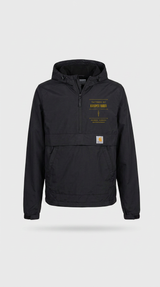 Sort Carhartt anorak-jakke med guldprintet "Tattoos by Kasper Baun" på brystet mod en lys baggrund.
