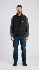 Mand i sort vatteret vest, grå langærmet trøje og blå jeans mod en hvid baggrund.