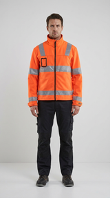 Mand i orange sikkerhedsjakke med reflekser og mørke arbejdsbukser på en lys baggrund.