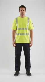 Mand i en neongul t-shirt med refleksstriber og mørke arbejdsbukser mod en hvid baggrund.