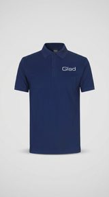 Mørkeblå polo shirt med hvidt 'Glad' logo på brystet mod en lys grå baggrund.