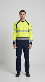 Mand i gul high-visibility sweatshirt med refleksstriber og mørkeblå arbejdsbukser.