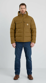 Mand i brun Carhartt-vinterjakke, blå jeans og brune støvler mod en hvid baggrund.