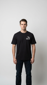 Mand i sort t-shirt med hvidt Drone Worx-logo og mørke jeans på en hvid baggrund.