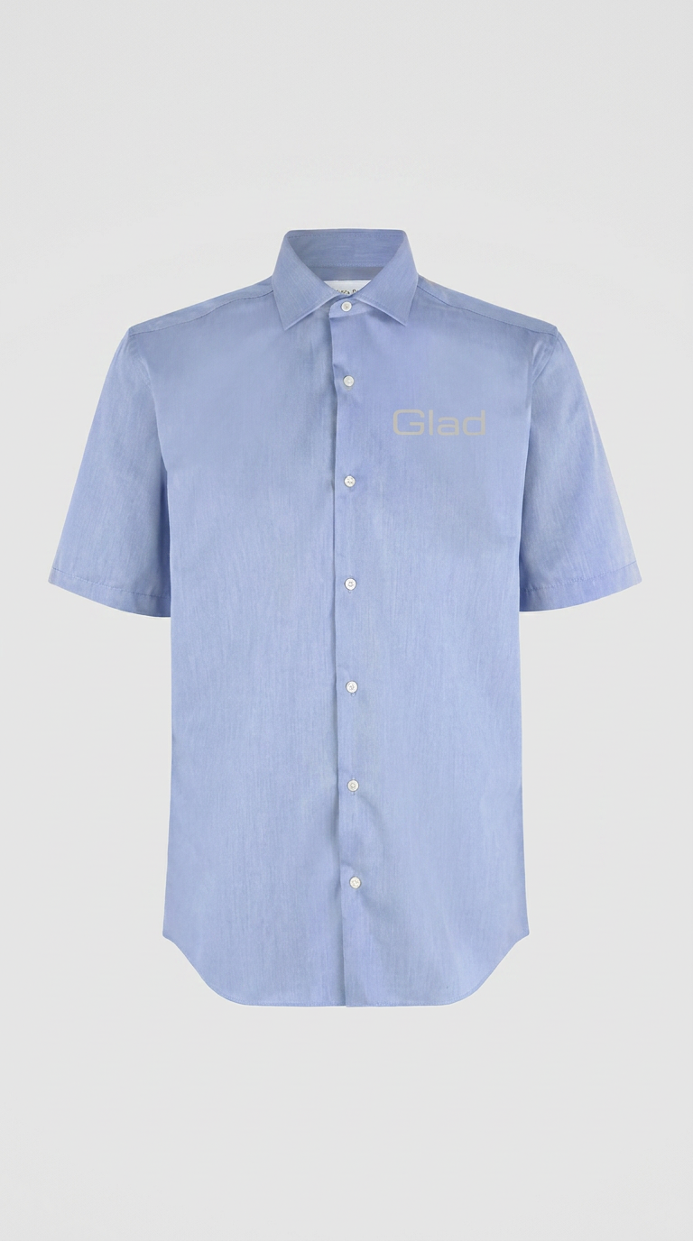 Lyseblå kortærmet skjorte med "Glad" logo på brystet mod en grå baggrund.
