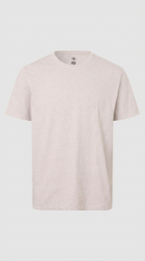 En lys gråmeleret t-shirt med rund hals og korte ærmer på en neutral baggrund.