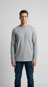 Mand i grå langærmet Carhartt-t-shirt med brystlomme og blå jeans mod en lys baggrund.