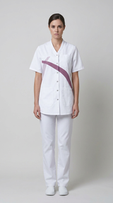 Kvinde iført hvid sygeplejerskeuniform med lilla detalje og hvide bukser på en lys baggrund.