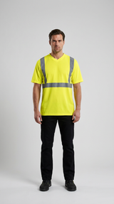 Mand i gul high-visibility t-shirt med refleksstriber og sorte bukser mod en lys baggrund.