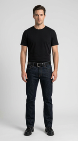 Mand i sort t-shirt og mørkeblå jeans står foran en neutral grå baggrund.
