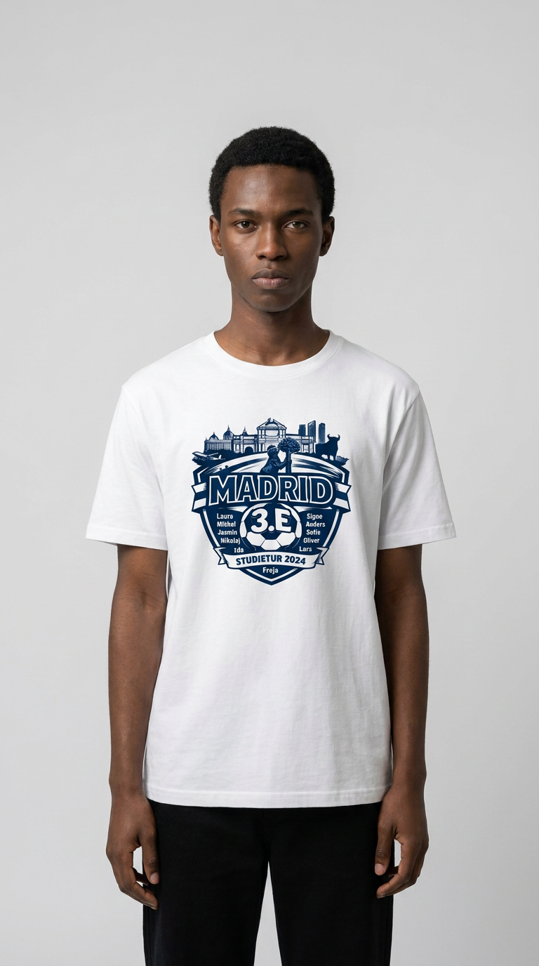 Mand i hvid t-shirt med blåt Madrid 3.E studietur 2024-grafikprint på en grå baggrund.