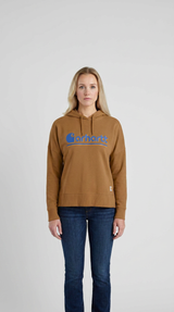 Blond kvinde i en brun Carhartt-hættetrøje og blå jeans mod en hvid baggrund.