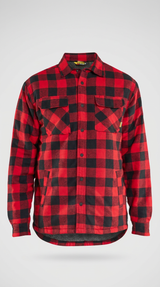 Rød og sort ternet flannelsskjorte med fleeceforing og to brystlommer på en lys baggrund.