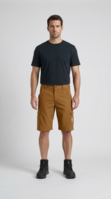 Mand i sort t-shirt, brune cargoshorts og sorte arbejdsstøvler mod en hvid baggrund.