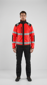Mand i rød high-visibility fleecejakke med refleksstriber og sorte arbejdsbukser på en grå baggrund.