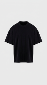 Oversize sort t-shirt med korte ærmer og rund hals på en ensfarvet lys baggrund.