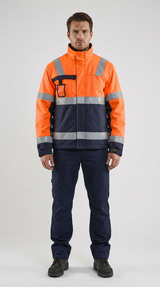 Mand i orange og marineblå arbejdsjakke med reflekser og matchende arbejdsbukser.