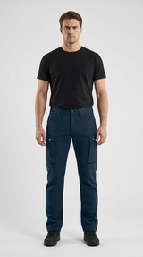 Mand i sort t-shirt og mørkeblå arbejdsbukser med lommer på en hvid baggrund.