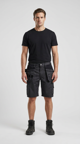Mand i sort t-shirt, sorte arbejdsshorts med værktøjslommer og sorte arbejdsstøvler på hvid baggrund.