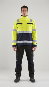 Mand i gul og marineblå high-visibility arbejdsjakke med refleksstriber og mørke arbejdsbukser.
