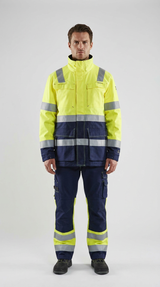 Mand i gul og mørkeblå hi-vis arbejdsjakke og bukser med reflekser på en lys baggrund.