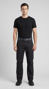 Mand i sort t-shirt, sorte arbejdsbukser og gråt bælte stående mod en neutral grå baggrund.