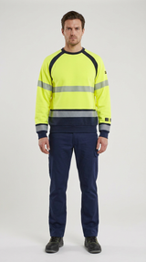 Mand i gul high-vis sweatshirt med refleksstriber og mørkeblå arbejdsbukser mod en hvid baggrund.