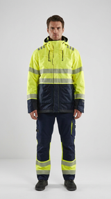 Mand i gul og marineblå high-visibility arbejdstøj med reflekser på hvid baggrund.