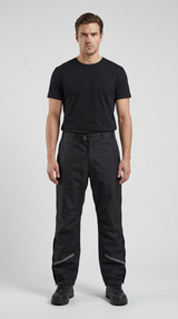 Mand i sort t-shirt og sorte arbejdsbukser med refleksdetaljer mod en lys baggrund.